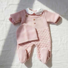 Ensemble salopette avec pull et bonnet bleu
