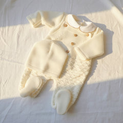 Ensemble salopette avec pull et bonnet bleu
