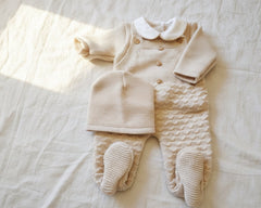 Ensemble salopette avec pull et bonnet bleu